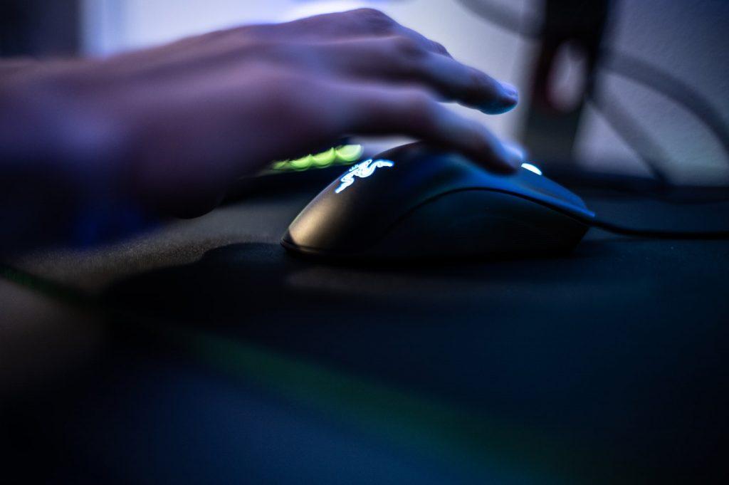 Uses the correct mouse grip